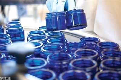 英國(guó)NYR適合誰(shuí)用？Neal's Yard王牌產(chǎn)品盤(pán)點(diǎn)與玻璃瓶背后的純凈哲學(xué)